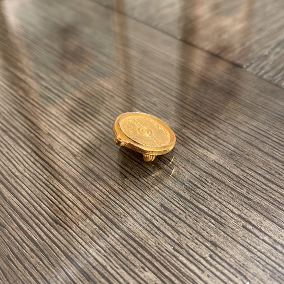 Vintage Collectible Pin: Tupperware Tupper Seal Gold Tone Pin, Lapel Pin - Picture 5 of 13